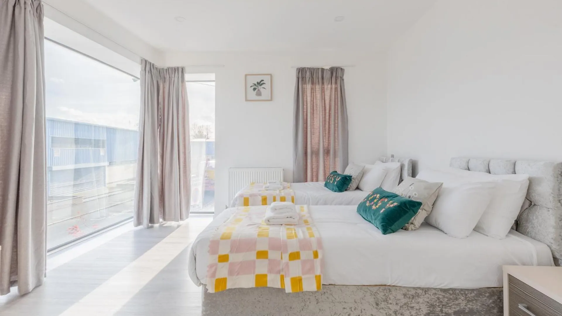 Spacious 3Bd Flat Near London City Airport Apartment