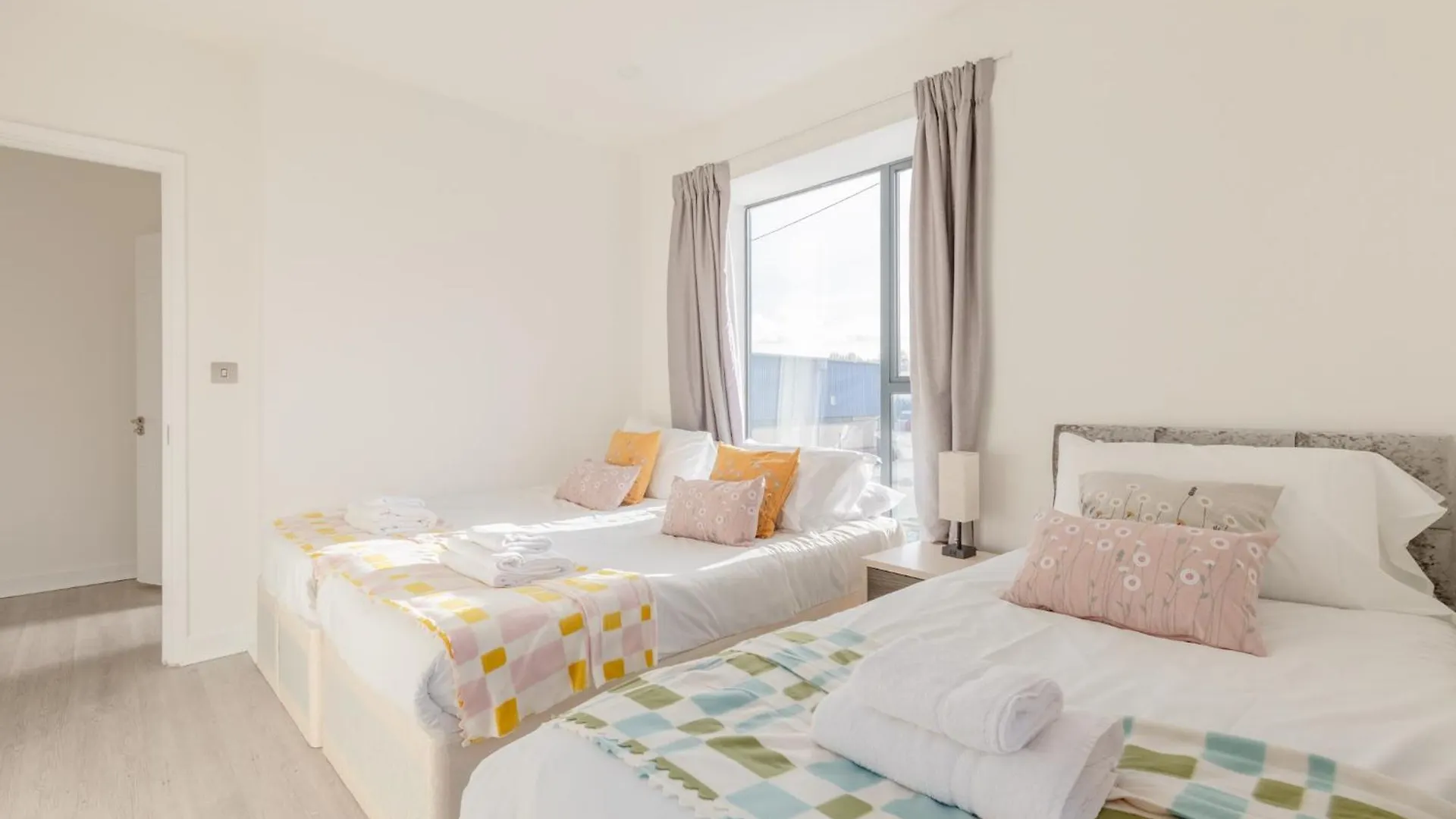 Spacious 3Bd Flat Near London City Airport 0*,