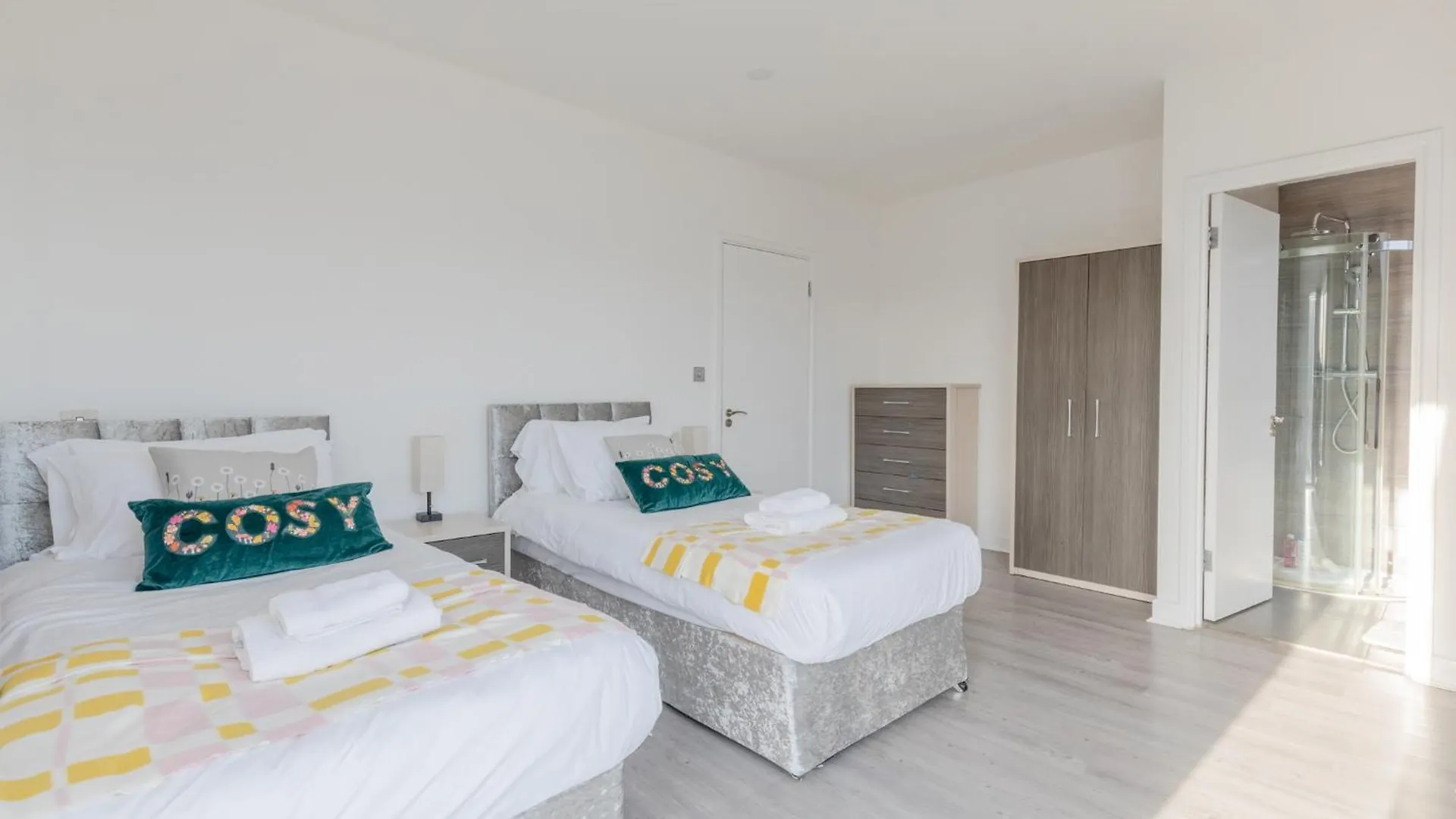 Spacious 3Bd Flat Near London City Airport Apartment